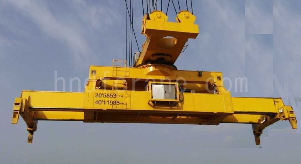 Telescopic rotating container special spreader